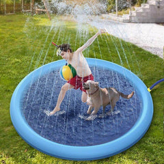 Swimming pool with water sprinkler for dogs. Refreshing for summer heat - The LionDog Shop